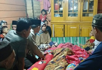 Korban dibawa ke rumah duka sebelum dimakamkan di TPU Desa Babat