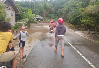 Kondisi jalan saat tergenang air luapan dari sungai