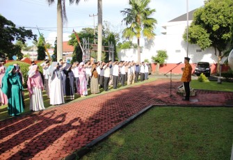 Plt Gubernur Bengkulu Rohidin Mersyah saat memimpin apel pagi di halaman Dinas ESDM Provinsi Bengkulu