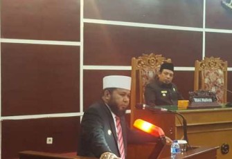 Walikota Bengkulu Helmi Hasan saat menghadiri paripurna pengesahan APBD 2019