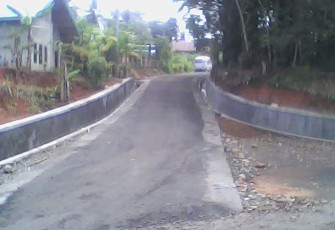 Pembangunan Jalan Lapen di Desa Marga Bakti