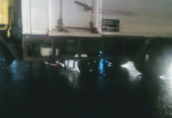 Saat kejadian motor nampak ringsek di kolong truk box