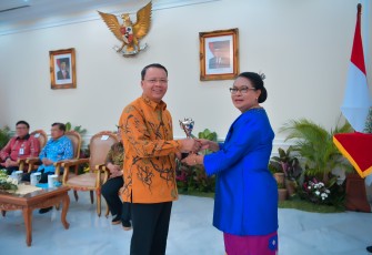 Gubernur Bengkulu Rohidin Mersyah menerima penghargaan Anugerah Parahita Ekapraya (APE) dari Menteri Pemberdayaan Perempuan dan Perlindungan Anak (PPPA), Yohana Yembise di Istana Wakil Presiden Ri di Jakarta.