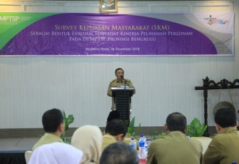 SekdaProv Nopian Andusti saat membuka secara resmi Rapat Pembahasan Progres Report SKM DPMPTSP Provinsi Bengkulu, Selasa (18/12).
