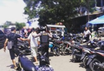 Tim Biawak Melakukan Penggerebekan Sambung Ayam