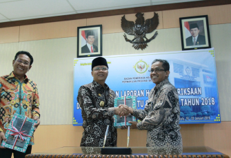 Gubernur Bengkulu Rohidin Mersyah menerima laporan hasil pemeriksaan atas belanja barang dan belanja modal Pemerintah Provinsi Bengkulu Tahun Anggaran 2018.