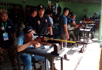 Gubernur Bengkulu Rohidin Mersyah saat mencoba menembak dengan senapan angin call 177 mm