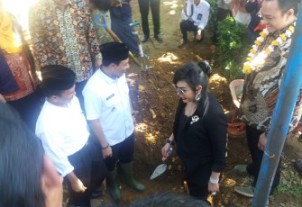 Maya Miranda Ambarsari bersama Wakil Walikota Dedy Wahyudi saat melakukan peletakan batu pertama pembangunan masjid Khalifah di SMAN 05 Kota Bengkulu