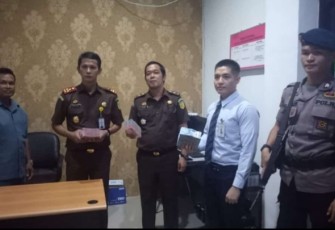 Uang kerugian negara saat dikembalikan ke Kejari