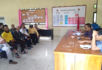 Warga Desa Pelajaran II saat mendatangi Inspektorat