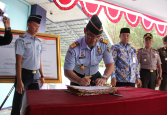 Pendatanganan Komitmen Bersama Pembangunan Zona Integritas Menuju Wilayah Bebas Korupsi.