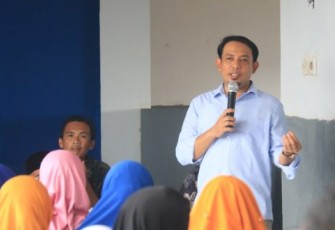 Wakil Wali Kota Bengkulu Dedy  Wahyudi saat menyalurkan sembako ke warga rusunawa