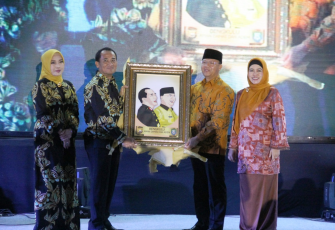 Penyerahan cindramata ke Brigjend Pol Coki Manurung 
