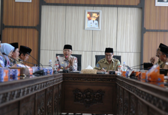 Gubernur Bengkulu Rohidin Mersyah Didampingi Asisten Bidang Administrasi Umum Gotri Suyanto Pimpin Rapat 