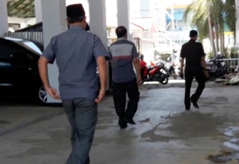 Tamimilani dan Samsul Bahri saat akan diperiksa di Kejati Bengkulu