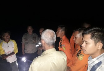 Tim basarnas, kepolisian dan warga usai menyusuri sungai mencari korban hanyut di sungai