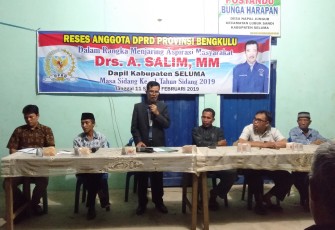 Kepala Desa Dusun Tengah Hijrah Dan Anggota DPRD Provinsi Bengkulu A Salim Saat Mengadakan Reses Di Desa  Napal Jungur