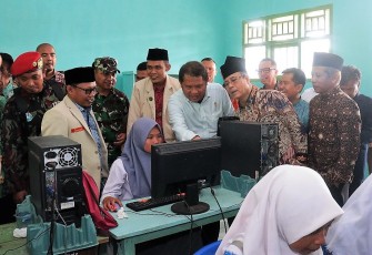 Menkominfo saat berada di Laboratorium Komputer SMA Muhammadiyah 1 Tais