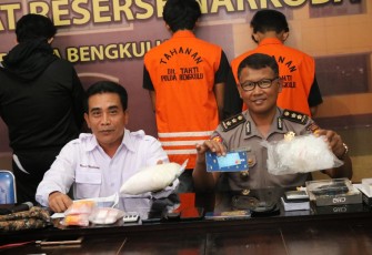 Direktur Resnarkoba Polda Bengkulu didampingi Kabid Humas Polda Bengkulu AKBP Sudarno, S, Sos, MH, saat gelar Press Conference Senin (25/02/2019).