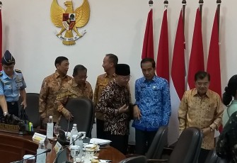 Rapat terbatas penyelesaian 1. Pemukiman di dalam HGU dan Pemukiman-Desa di kawasan lindung di Bengkulu bersma Bapak Presiden dan Wakil Presiden serta seluruh Menko, hari ini Selasa 26 Feb 2019