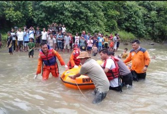 Tim Gabungan Saat Mengevakuasi Korban