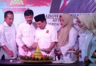 Ketua DPC Partai Gerindra Dedy Wahyudi saat melakukan potong tumpeng