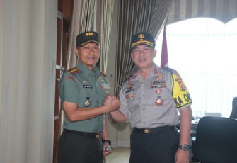 Kapolda Bengkulu Brigjen Pol Drs. Supratman, MH., saat menerima Kunjungan Komandan Korem ( Danrem ) 041 Garuda Mas (Gamas) yang baru Kolonel Inf Dwi Wahyudi S.An., MM