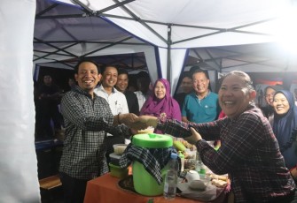 Wawali Serahkan CSR Bank BRI ke Pedagang KZ Abidin
