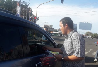 Kasi Pidsus Kejari Bengkulu Oktalian Darmawan SH MH saat membagikan brosur ke pengendara di Simpang Ratu Samban Kota Bengkulu