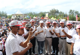 Usai Jalan Santai Gubernur, Kapolda, Walikota dan unsur Forkopimda Deklarasi Millenial Road Safety bersama diikuti peserta