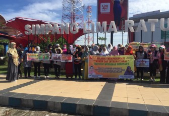 Aksi simpatik puluhan perempuan GMB di Simpang Lima Ratu Samban