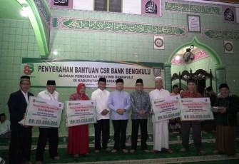 Gubernur didampingi dirut Bank Bengkulu serahkan CSR bank bengkulu alokasi pemprov di Kabupaten kepahiang.