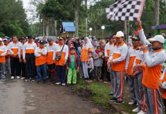 Plt Bupati Bengkulu Selatan Gusnan Mulyadi Lepas Peserta Jalan Sehat 