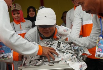 Plt Bupati Bengkulu Selatan Gusnan Mulyadi saat mengaduk kupon jalan sehat