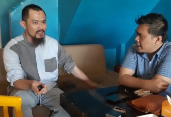 Riki (kiri) dan Caleg DPRD Kota Bengkulu Erlan Oktriandi (kanan) saat berbincang-bincang soal kualitas kopi Bengkulu