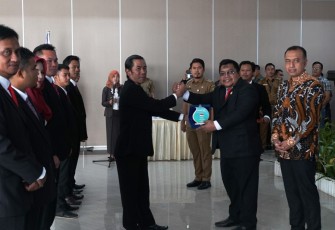 Penyerahan cindra mata usai pelantikan pengurus GPEI
