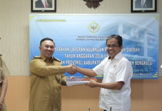 Sekretaris Daerah Provinsi Bengkulu Nopian Andusti Menyerahkan Laporan Hasil Pemeriksaan ke BPK RI 