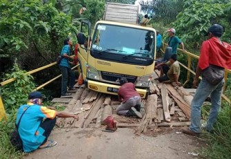 Mobil yang Terperosok 