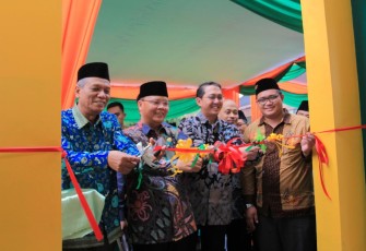 Gubernur Bengkulu Rohidin Mersyah meresmikan Gedung Lantai II STIES NU dan Masjid Baitul Salam Munawaroh (BSM) di Sukarami kota Bengkulu, Selasa(23/4).