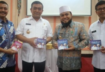 Wali Kota Bengkulu Helmi Hasan dan Wali Kota Cirebon  Nashrudin Azis Foto Bersama 