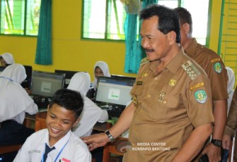 Bupati Bengkulu Tengah Dr. H. Ferry Ramli, SH, MH Tinjau Langsung Pelaksanaan UNBK Tingkat SMP 
