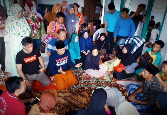 Wakil Wali Kota Bengkulu Dedy Wahyudi saat berdoa untuk korban banjir yang meninggal dunia