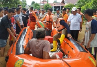 Wakil Wali Kota Bengkulu Dedy Wahyudi Evakuasi Korban Banjir Dengan Perahu Karet 
