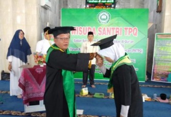 Kepala Bagian Bina Kesejahteraan Sosial Sekretariat Daerah Kota Bengkulu Karnadi Mewisuda 700 Santri 