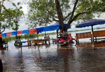 Nampak air danau membanjiri badan jalan