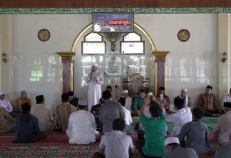 Gubernur Bengkulu Rohidin Mersyah dialog bersama masyarakat Tengah Padang, usai khotbah Jumat di Masjid Al-Iqra'.