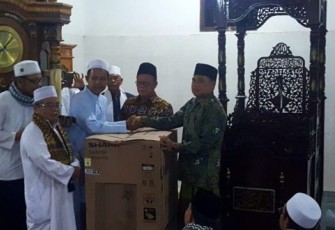 Kabag Bina Kesejahteraan Sosial Kota Bengkulu Karnadi Berikan Bantuan 