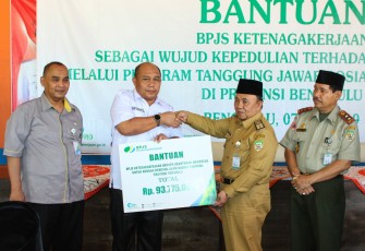 Deputi Direktur Wilayah Sumbagsel BPJS Ketenagakerjaan Arif Budiarto Serahkan Bantuan Kepada Sekretaris Daerah Nopian Andusti 