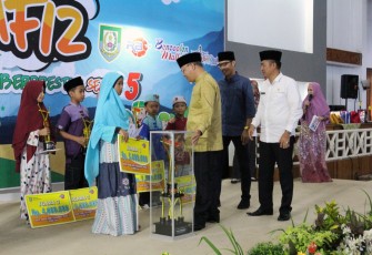 Gubernur Bengkulu Rohidin Mersyah Serahkan Piala Bergilir Hafidz Kecik Kepada Syukriah