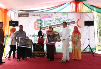 Asisten II Setda Provinsi Bengkulu Yuliswani dan Direktur Umum Bank Bengkulu Joni Haryanto